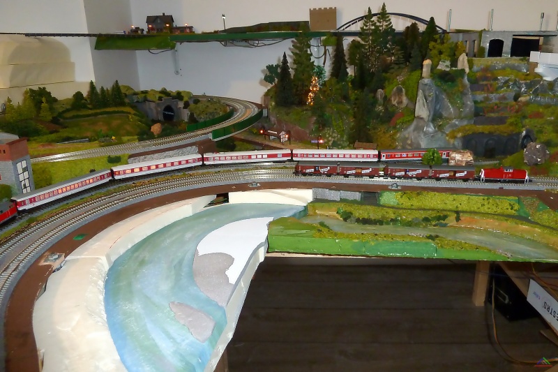 230 Ennschleife D.JPG - Das Ufer der Enn erhebt sich aus dem Wasser. In der Bildmitte sieht man den Kanal zum Feuchtgebiet